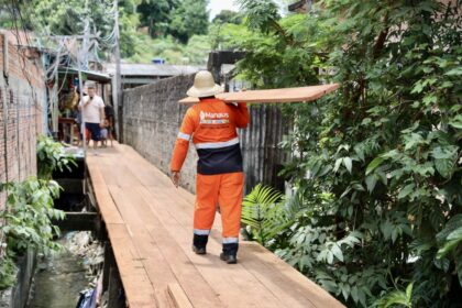 Prefeitura constrói cerca de 500 metros de ponte de madeira na rua Magalhães Barata, bairro Crespo