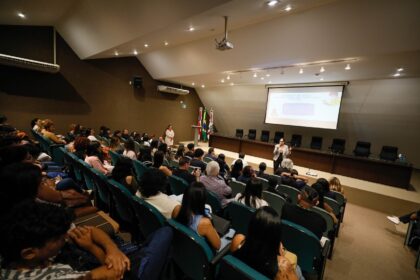 Na Assembleia Legislativa do Amazonas, mesa-redonda debate sobre adolescência e a influência das redes sociais na vida dos jovens