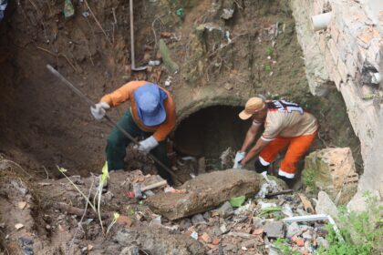 Limpeza e desobstrução de bueiros no bairro Novo Aleixo