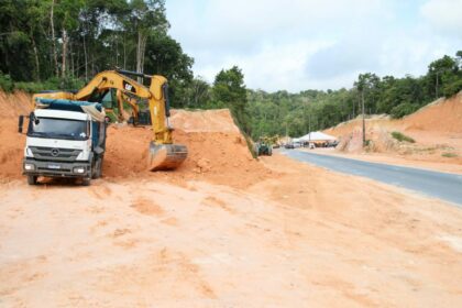 Governador Wilson Lima vistoria retomada das obras de modernização da AM-010 após período chuvoso