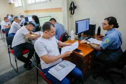 Candidatos a soldados convocados para a PMAM se apresentam para fase de entrega de documentos