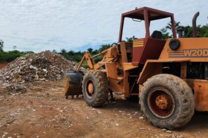 Ipaam autua responsável por pá-carregadeira flagrada em descarte irregular de resíduos em Iranduba