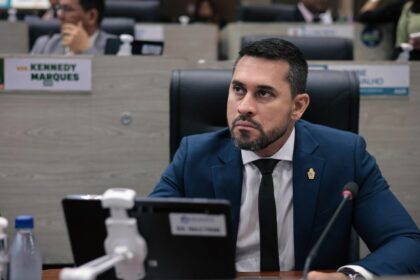 Paulo Tyrone cobra explicações sobre blecautes e danos elétricos em Manaus