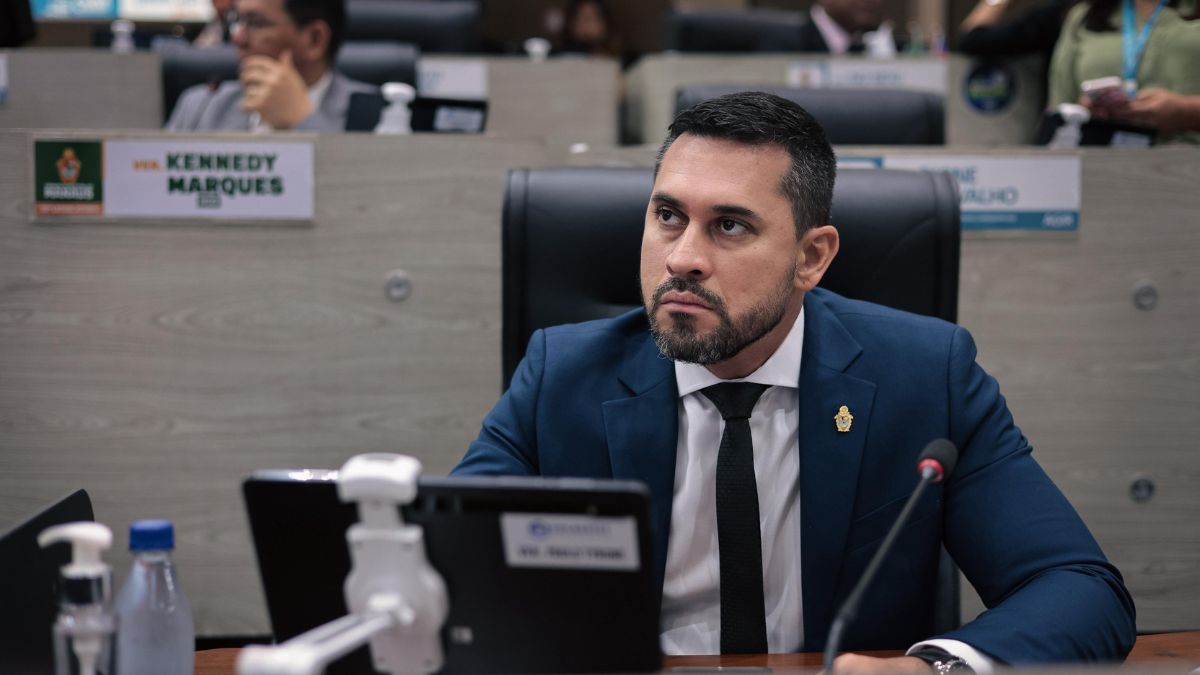 Paulo Tyrone cobra explicações sobre blecautes e danos elétricos em Manaus