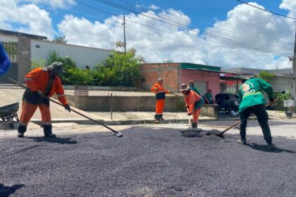 Prefeitura de Manaus atende solicitação de moradores e recupera rua do bairro Flores com asfalto