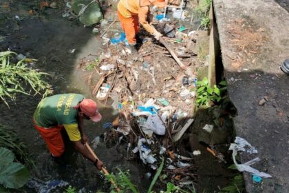 Prefeitura de Manaus realiza limpeza de rede de drenagem profunda em igarapé do bairro Tancredo Neves
