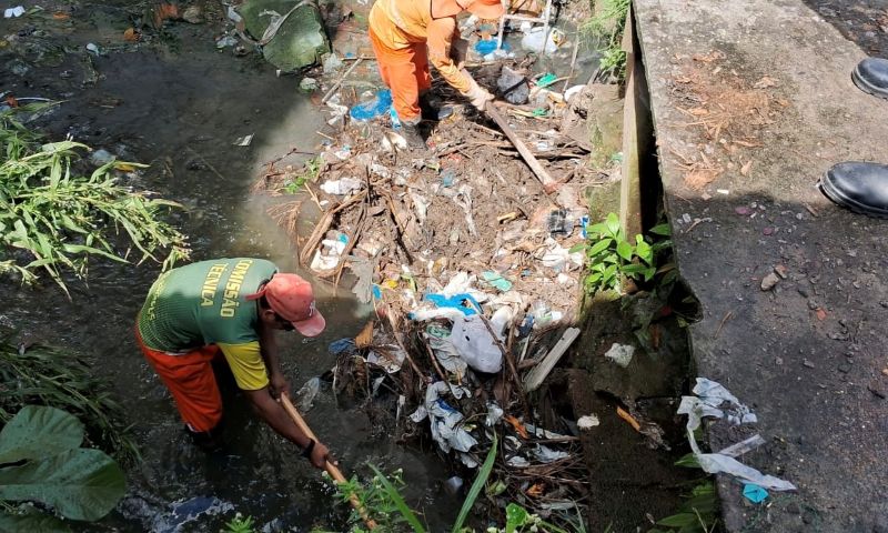 Prefeitura de Manaus realiza limpeza de rede de drenagem profunda em igarapé do bairro Tancredo Neves