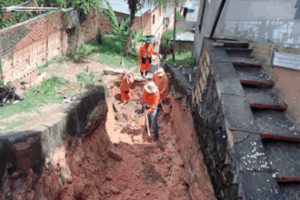 Prefeitura de Manaus realiza recuperação de redes de drenagem danificadas pelo descarte irregular de lixo na zona Norte