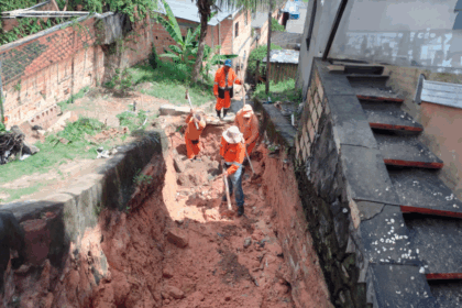Prefeitura de Manaus realiza recuperação de redes de drenagem danificadas pelo descarte irregular de lixo na zona Norte