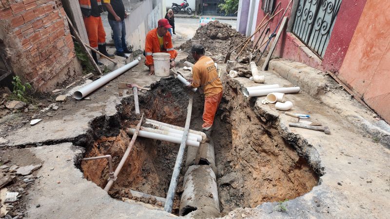 Prefeitura de Manaus recupera rede de drenagem após construção irregular comprometer via no bairro Petrópolis
