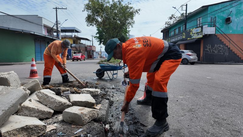 Prefeitura de Manaus revitaliza canteiro central na avenida Curaçao, zona Norte
