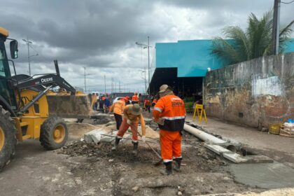 Prefeitura realiza obras de recuperação de calçada da feira Manaus Moderna