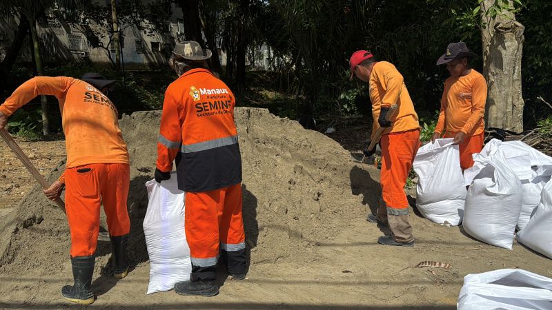 Prefeitura realiza reparo de calçada comprometida pelas fortes chuvas na avenida Mário Ypiranga Monteiro