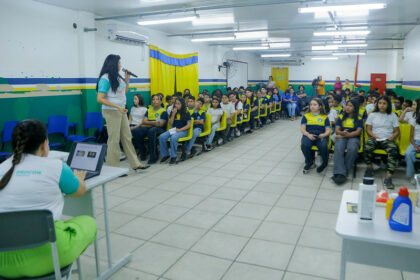 Procon Manaus promove ação de educação sobre direitos do consumidor em escola municipal