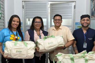 Governo do Amazonas entrega enxovais para mães em situação de vulnerabilidade em Tapauá
