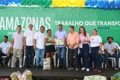 Em Tapauá, governador Wilson Lima entrega quatro toneladas de alimentos para famílias e fortalece área do esporte e lazer