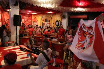 Festival de Parintins 2025: em Manaus, bares temáticos dos bumbás atraem torcedores com proximidade do festival