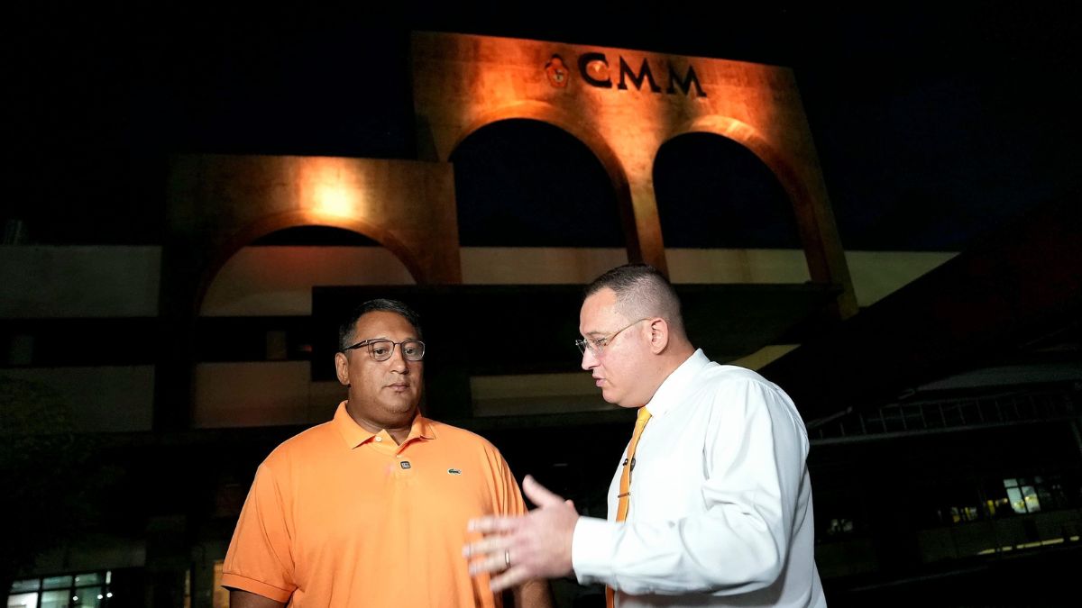 Sede da CMM é iluminada em apoio ao Maio Laranja por iniciativa do vereador Raiff Matos