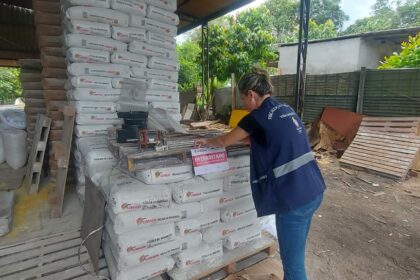 Visa Manaus apreende 50 toneladas de goma de tapioca e interdita indústria ilegal na zona Leste