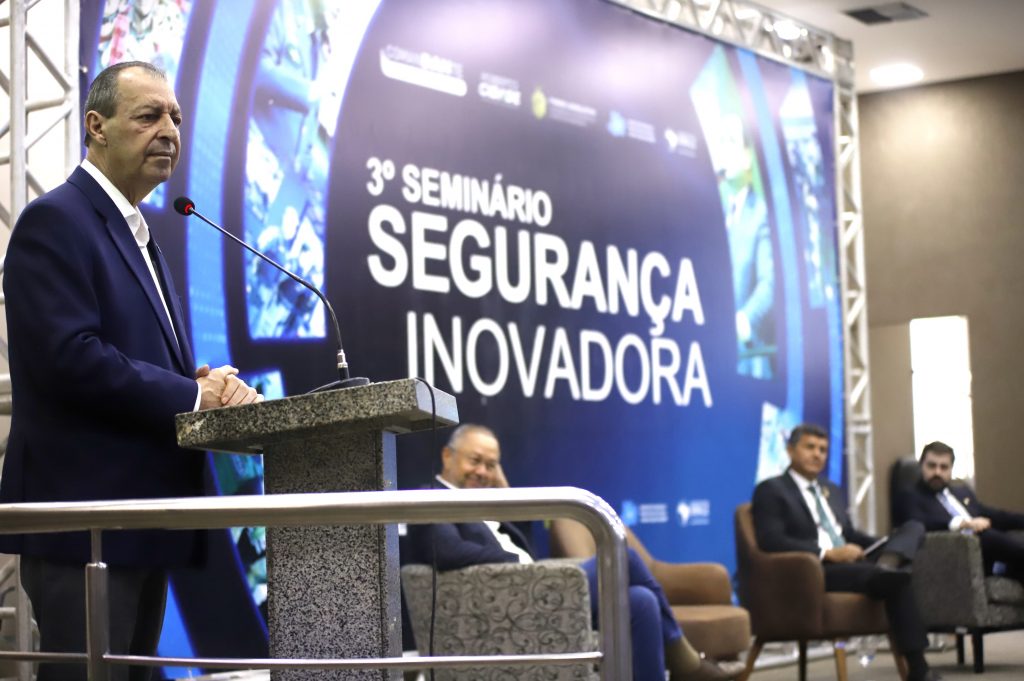 Senador Omar Aziz abre segundo dia de palestras do III Seminário de Segurança Inovadora na Aleam