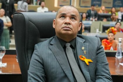 Sérgio Baré homenageia profissionais da enfermagem e relembra luta por valorização da categoria