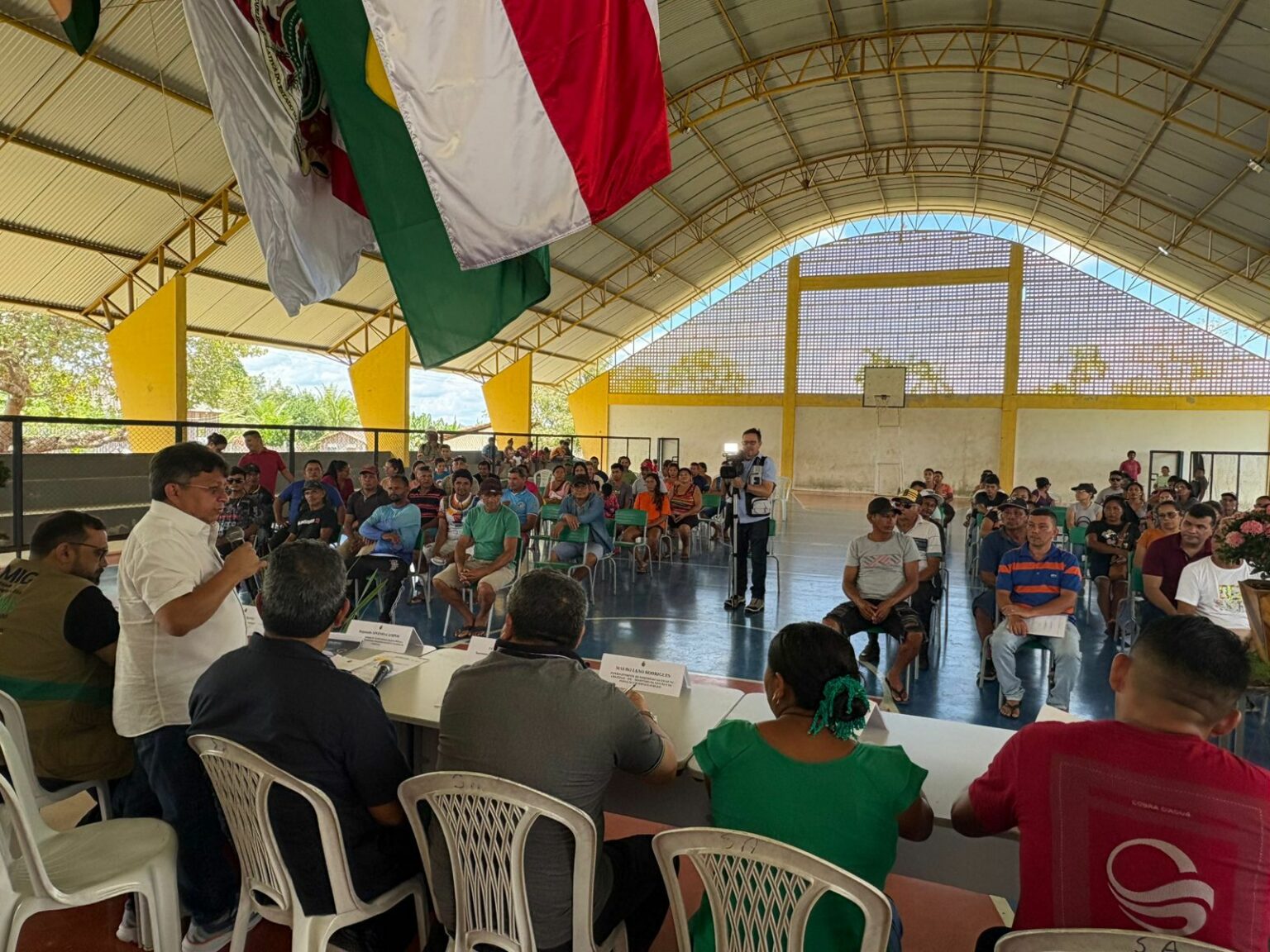 Sinésio Campos cobra soluções para apagões e articula mutirão social em Vila Amazônia