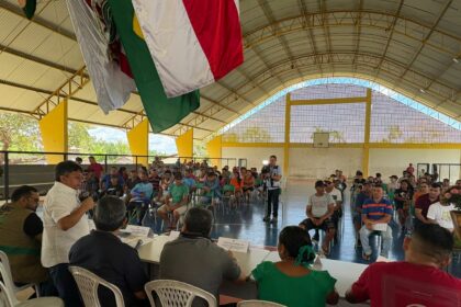 Sinésio Campos cobra soluções para apagões e articula mutirão social em Vila Amazônia
