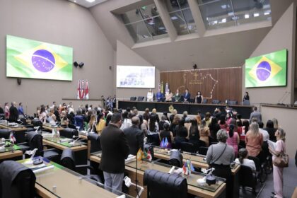 Sinésio Campos homenageia profissionais no Dia do Assistente Social na Aleam