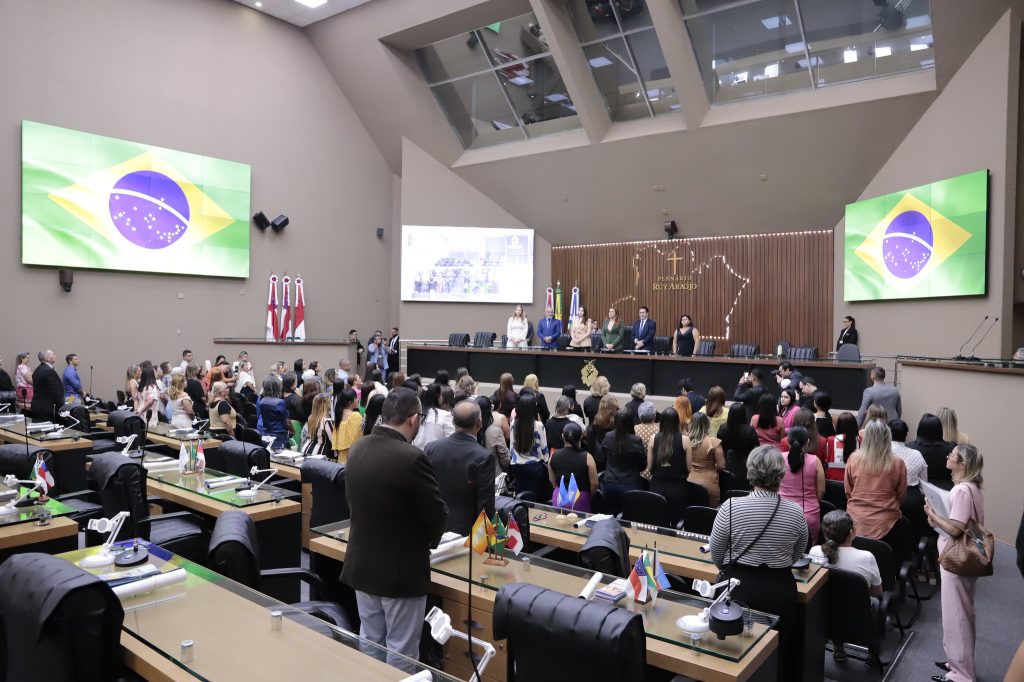 Sinésio Campos homenageia profissionais no Dia do Assistente Social na Aleam Sinésio Campos homenageia profissionais no Dia do Assistente Social na Aleam