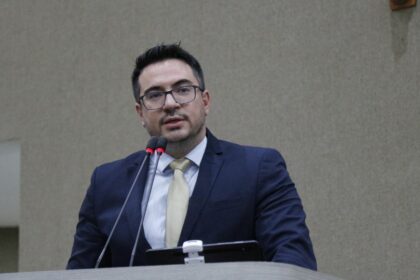 Rodrigo Guedes solicita revisão técnica de obra na avenida Mário Ypiranga