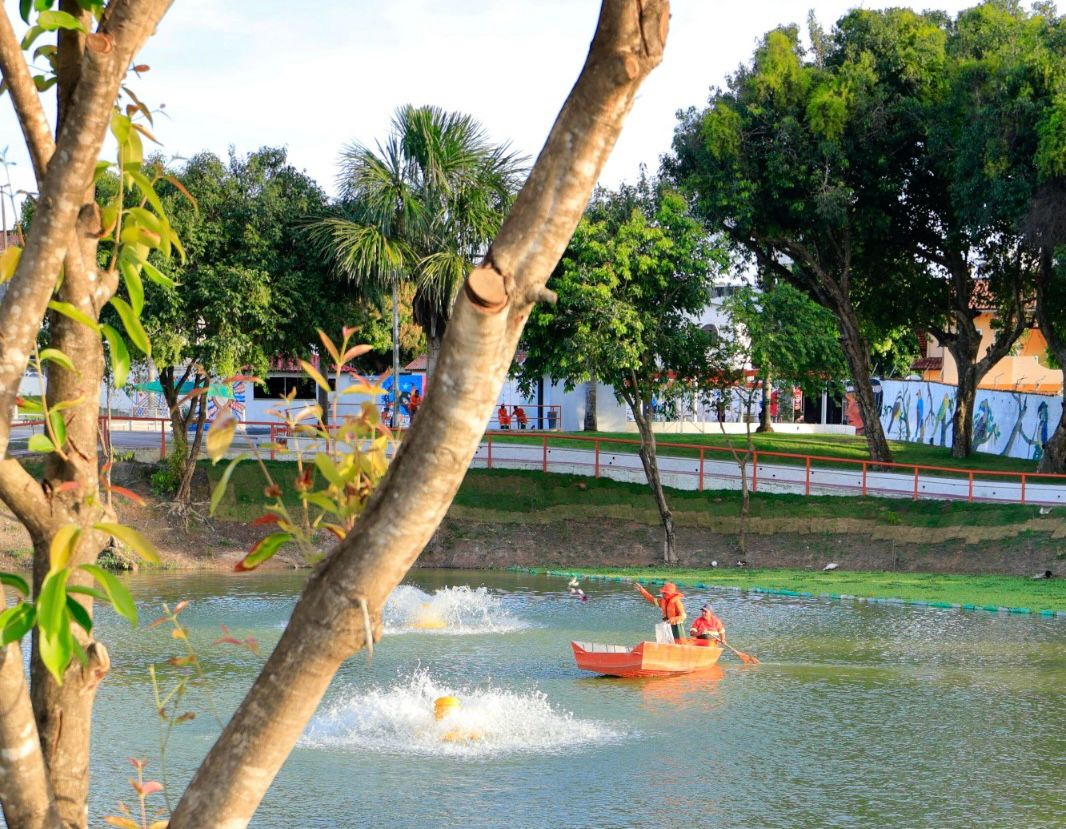 Prefeito David Almeida vistoria obra da lagoa do Bombeamento, que terá primeiro pedalinho público de Manaus