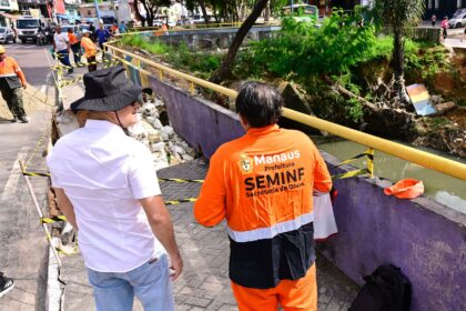 Prefeito vistoria obra de contenção de erosão na zona Oeste