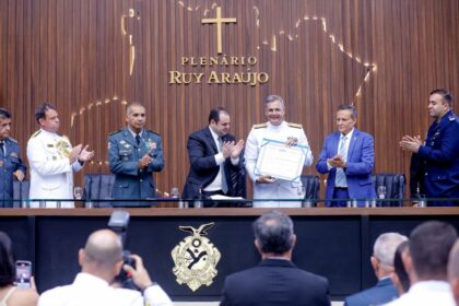 Adjuto Afonso e Roberto Cidade homenageiam os 20 anos do 9º Distrito Naval e concedem Título de Cidadão do Amazonas ao vice-almirante Lampert