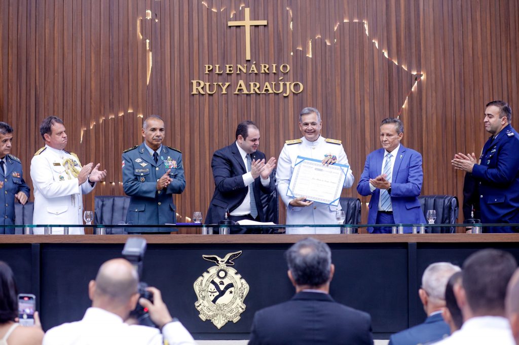 Adjuto Afonso e Roberto Cidade homenageiam os 20 anos do 9º Distrito Naval e concedem Título de Cidadão do Amazonas ao vice-almirante Lampert