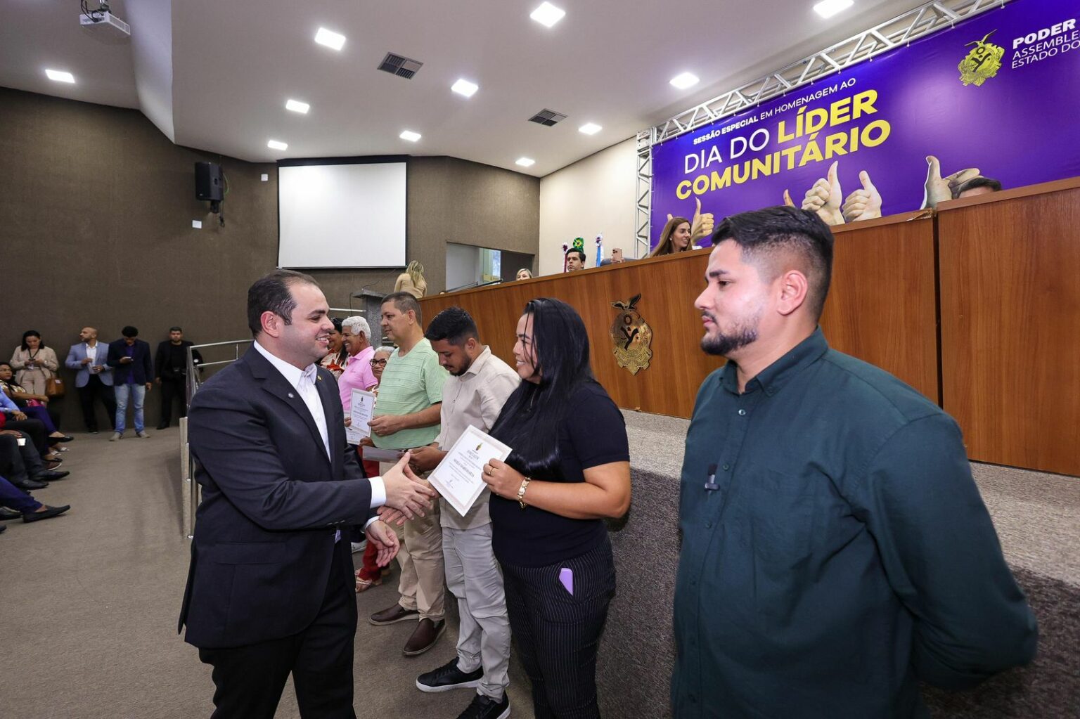 Presidente Roberto Cidade homenageia líderes comunitários e ressalta importância do ‘trabalho de rua’ na atenção à população