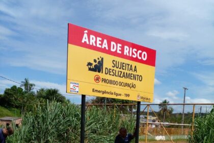 Instalação de placas de alerta em áreas de risco alto e muito alto