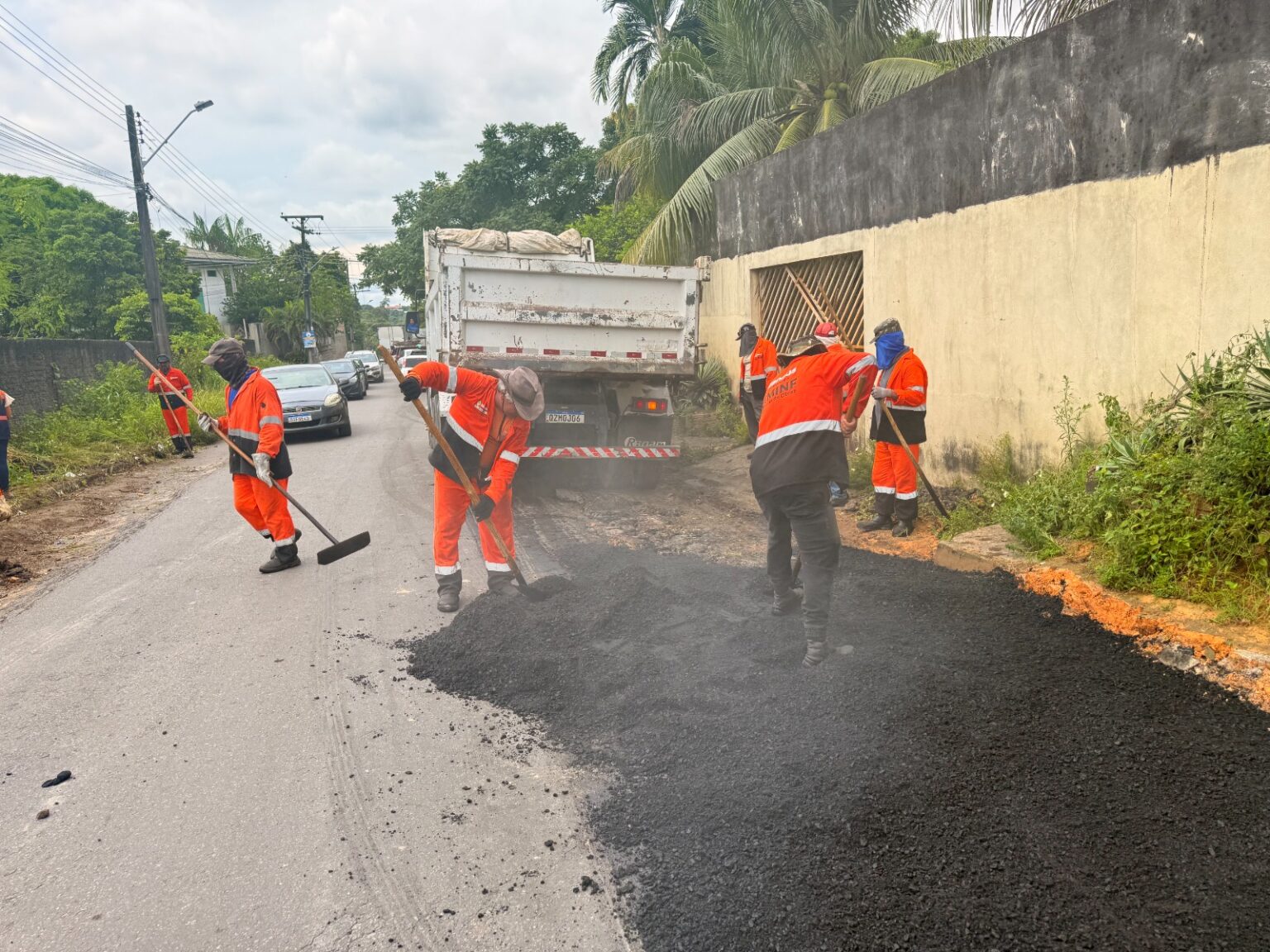 Trecho do bairro Flores recebe recuperação asfáltica