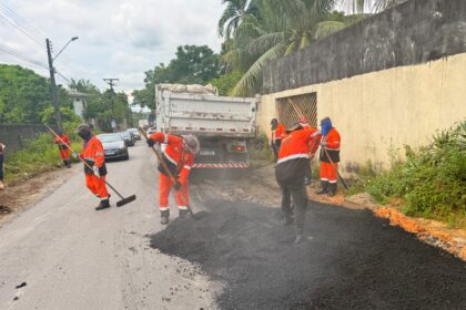 Trecho do bairro Flores recebe recuperação asfáltica