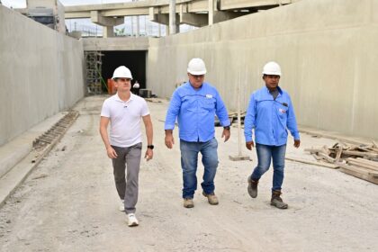 Prefeito David Almeida destaca avanço histórico em obra viária na zona Leste durante vistoria nesta segunda-feira, 19
