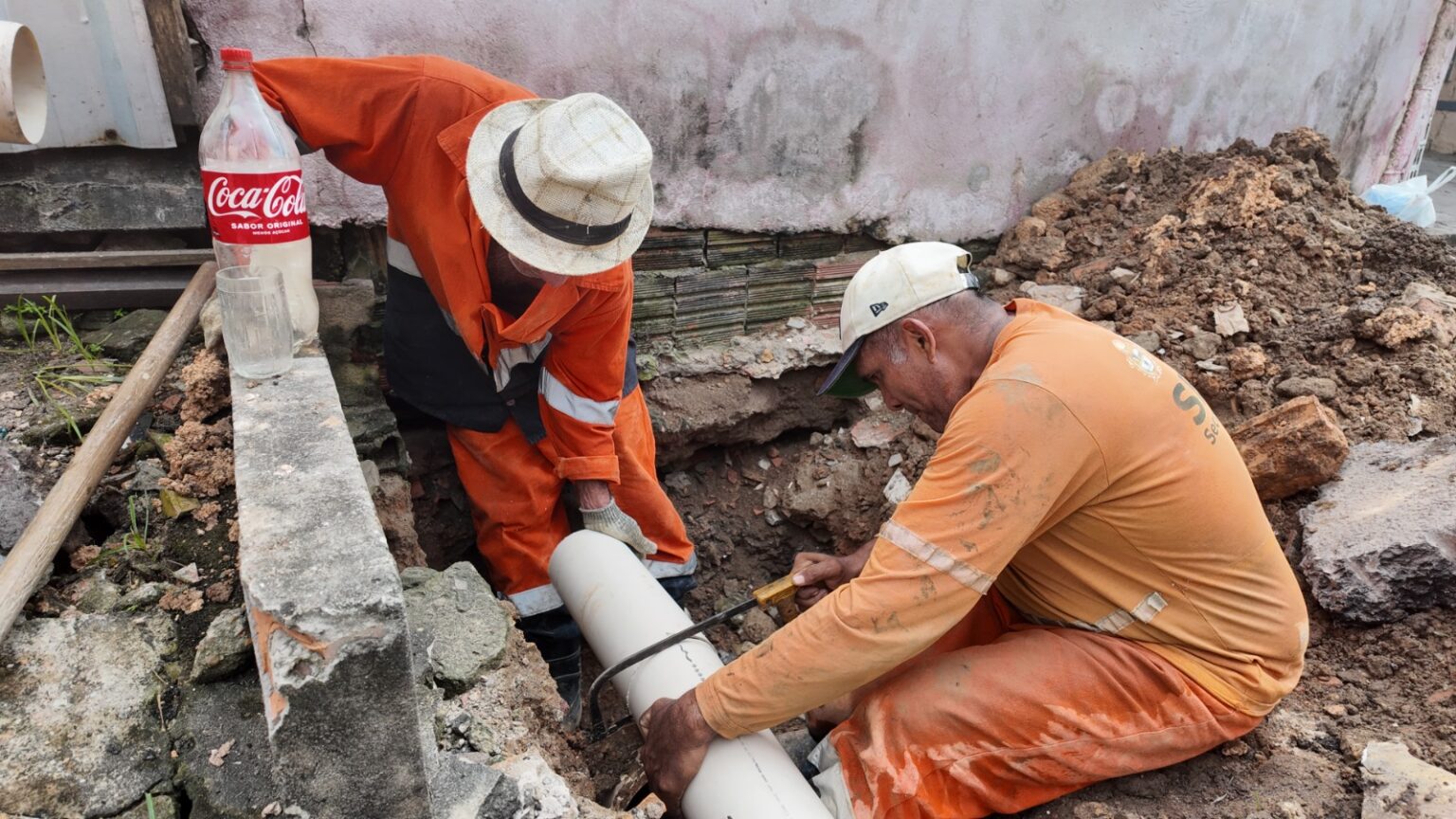 Manutenção em rede de drenagem no bairro Raiz