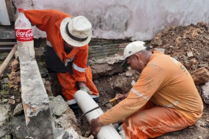 Manutenção em rede de drenagem no bairro Raiz