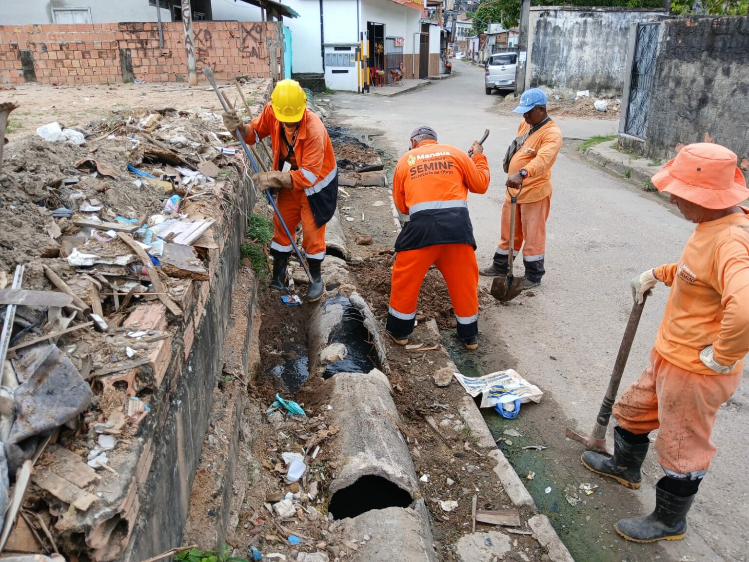Prefeitura atua em dois pontos de drenagem no Lírio do Vale