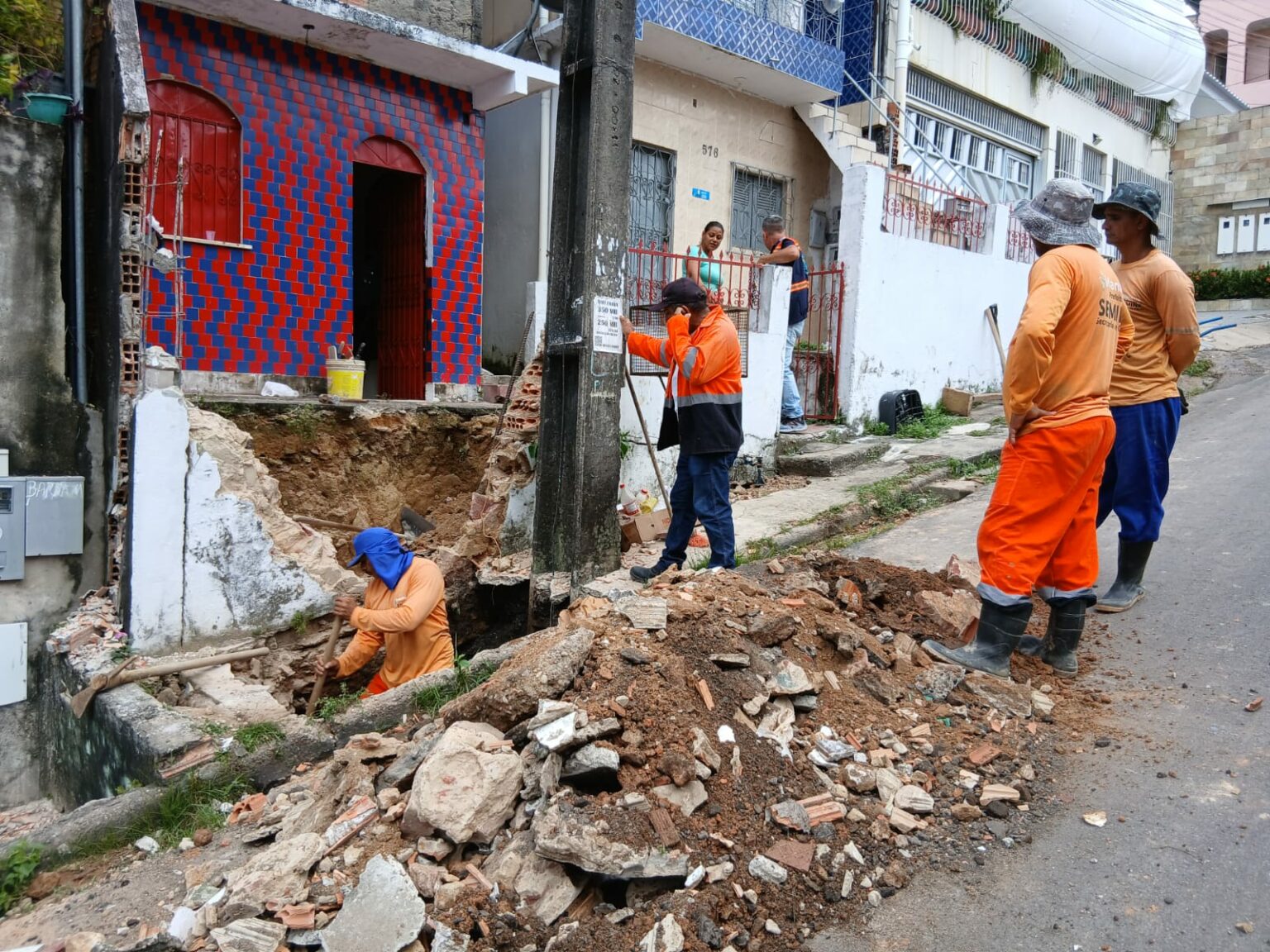 Obra de drenagem na rua São Domingos, no bairro São Jorge