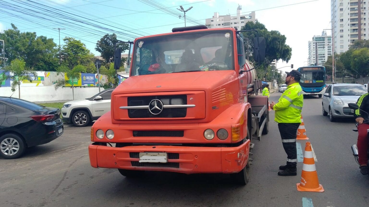 Prefeitura fiscaliza e autua caminhões fora do horário permitido na avenida Mário Ypiranga Monteiro