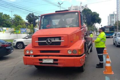 Prefeitura fiscaliza e autua caminhões fora do horário permitido na avenida Mário Ypiranga Monteiro