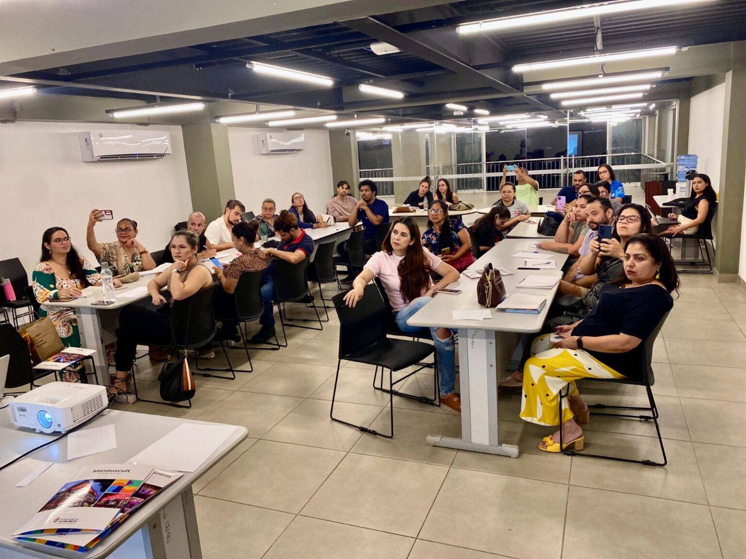 Oficina sobre criação de portfólios culturais fortalece capacitação artística em Manaus