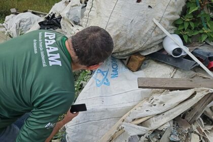Ipaam aplica multas de R$ 1,5 milhão, embarga área de lixeira clandestina e apreende máquinas em Manaus
