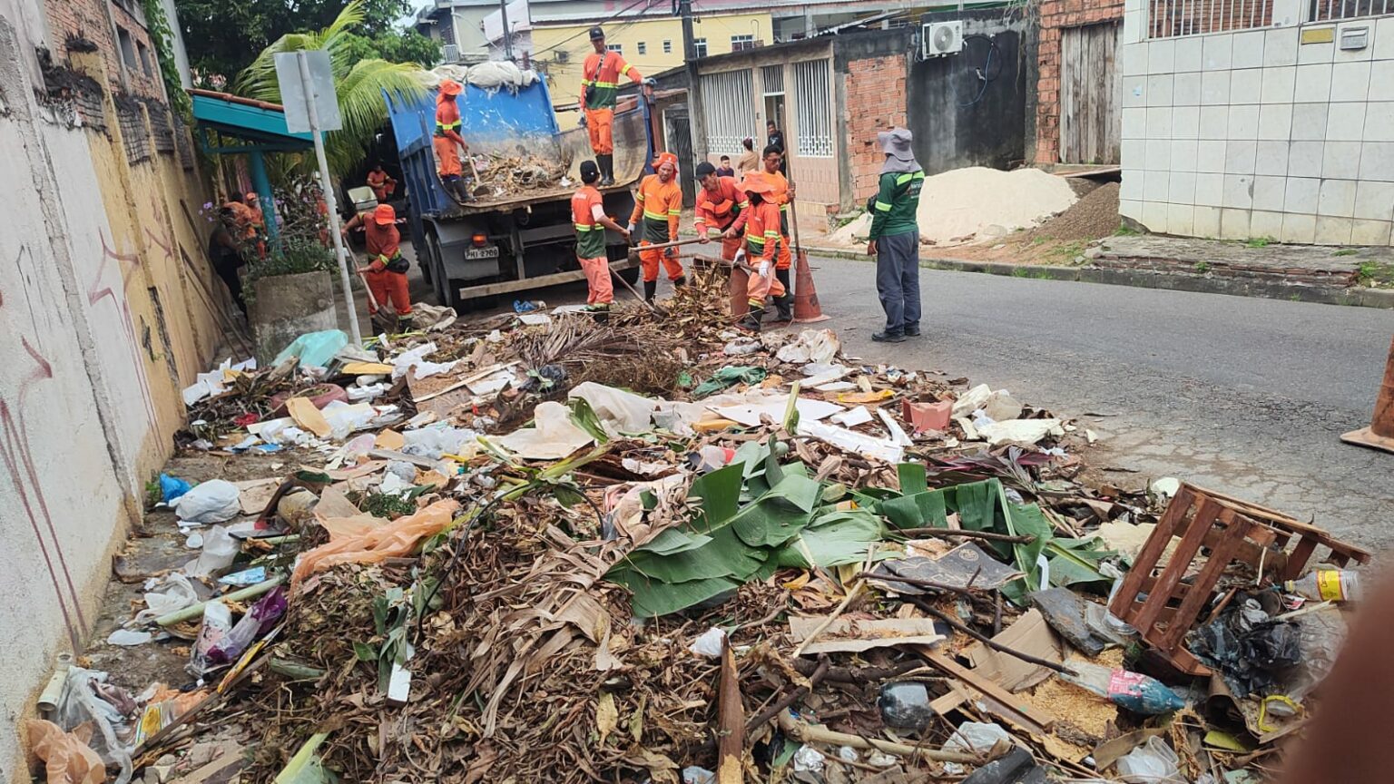 Prefeitura de Manaus trabalha em força-tarefa no combate às lixeiras irregulares espalhadas pela cidade