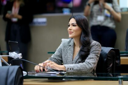 Deputada Mayra Dias solicita explicações sobre atraso em obra do Centro de Saúde Mental do Amazonas