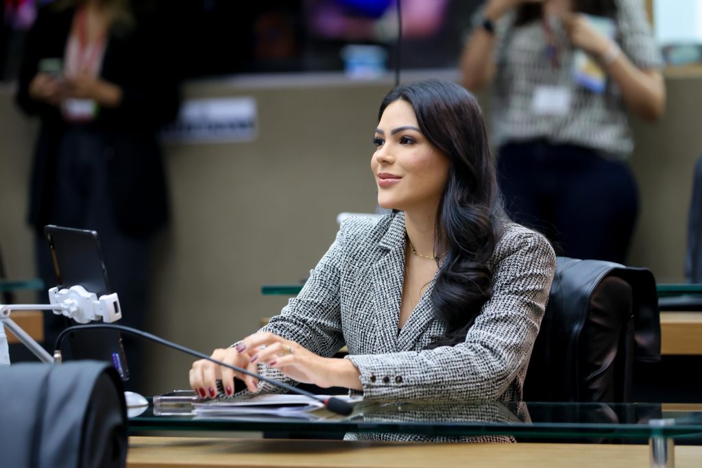 Deputada Mayra Dias solicita explicações sobre atraso em obra do Centro de Saúde Mental do Amazonas